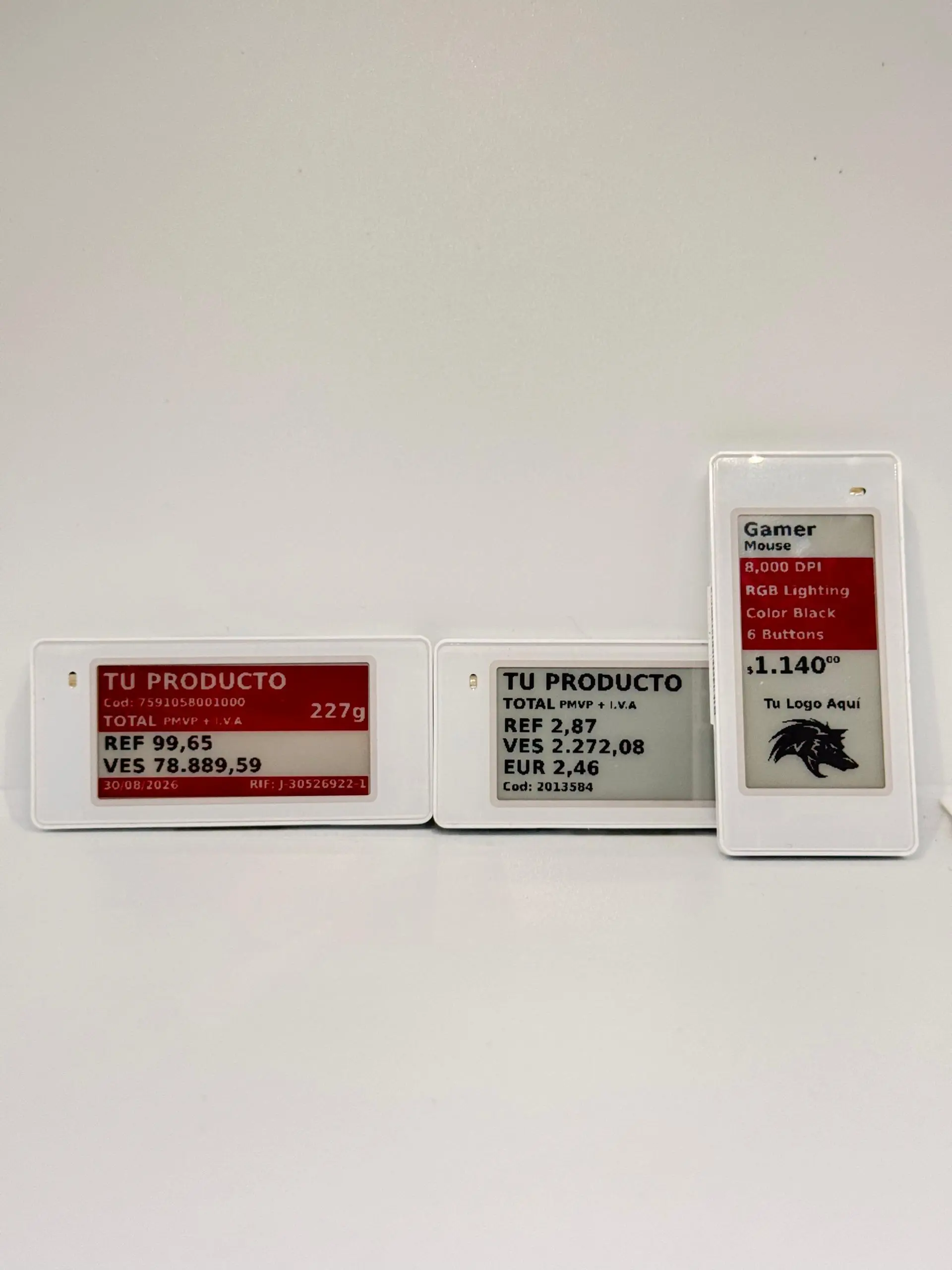Detalle de la etiqueta vertical del mouse: la cara de papel electrónico impresa en negro y rojo, con el nombre del producto, sus atributos, el precio y el logo del comercio.